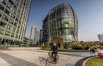 La compañía China Móbile indicó hoy en un comunicado que venderá unos 846 millones de acciones en la operación, que podrían aumentar a casi 973 millones si se ejerce la opción de sobreasignación (‘greenshoe’), es decir, entre un 3,97 % y un 4,53 % del total de sus participaciones.