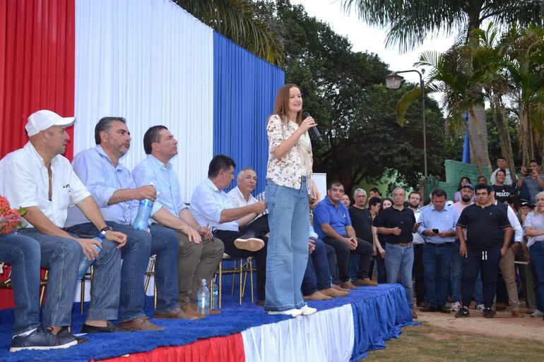 Soledad Núñez hablando en el mitin político de San Juan Nepomuceno