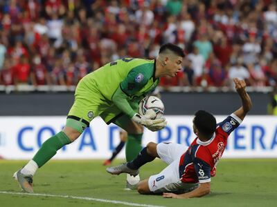 Alfredo Aguilar, arquero de Olimpia, detiene una jugada ofensiva de Federico Carrizo.