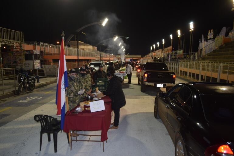 Feria de comidas típicas en el centro cívico, la noche del viernes.