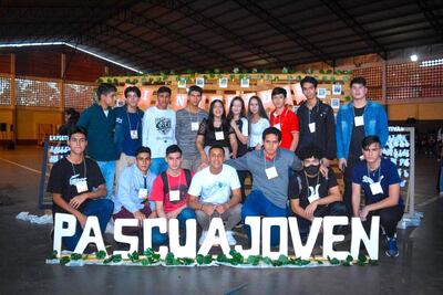 Jóvenes participan con entusiasmo de las actividades.