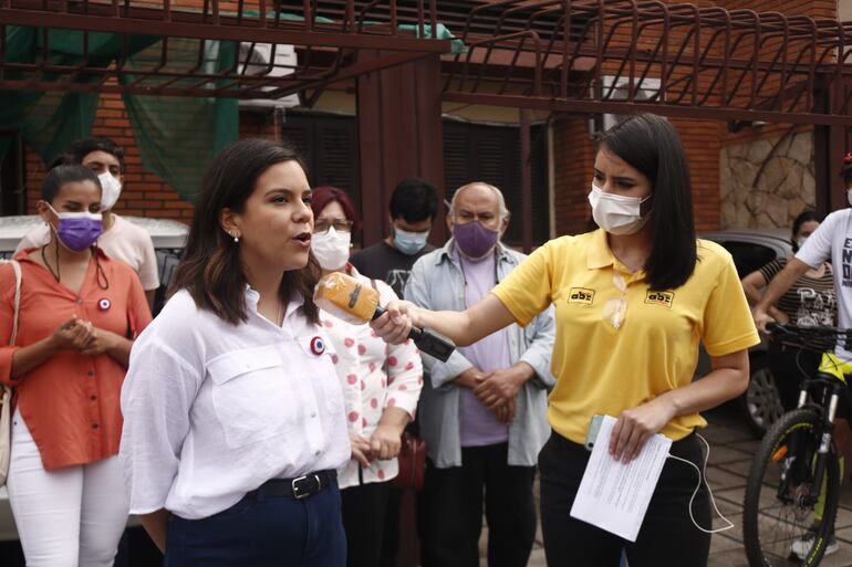 Johanna Ortega tras haber votado en el colegio parroquial Virgen del Carmen.