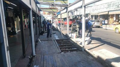 La comuna retira los contenedores ubicados sobre Pettirossi en el 2014.