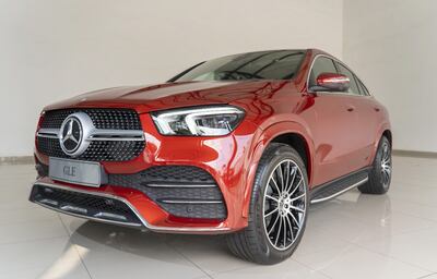 Su diseño comunica modernidad y alta gama en ruta y fuera de ella: diseño aerodinámico, líneas deportivas y llantas grandes de 21”.