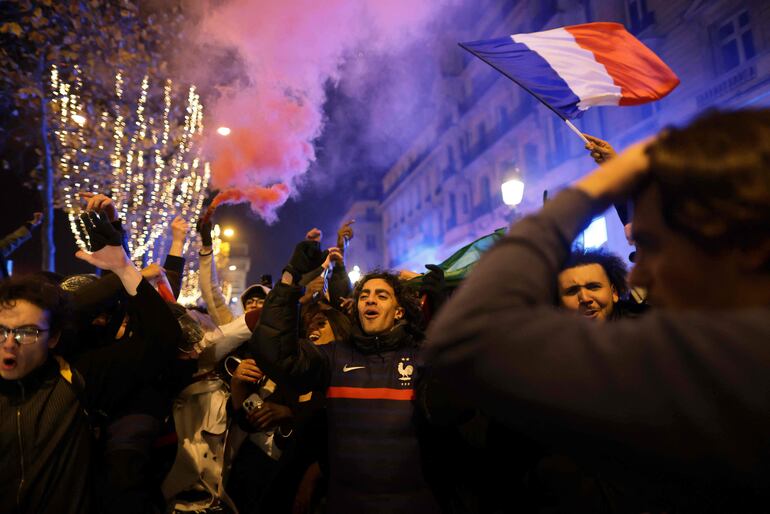 Hinchas celebran luego de la victoria de Francia ante Marruecos en la semifinal del Mundial Qatar 2022.