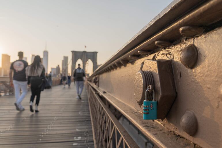 Un candado asegurado en la estructura del icónico puente de Brooklyn.