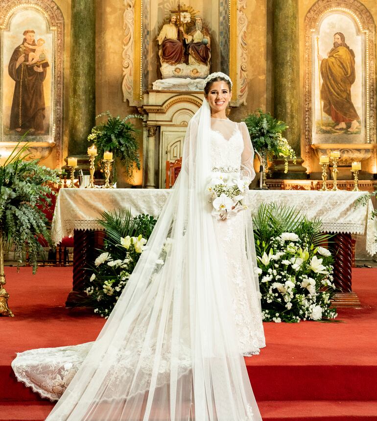 La novia escogió lucir un vestido diseñado y confeccionado por Florencia Nicora, el tocado fue el que usó su mamá con arreglos de Abel Morel, y el ramo fue armado por Floreale.