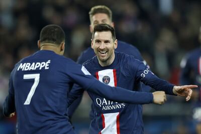 Messi (d) celebra con Mbappé tras anotar el primer gol del París SG ante Nantes.