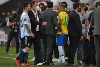 Messi y Neymar discutiendo con las autoridades sanitarias en el estadio Arena Corinthians, el pasado 5 de setiembre.