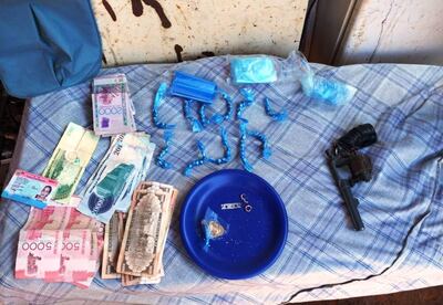 Detienen a exconvicto y a su pareja por presunta comercialización de drogas y portación ilegal de armas.