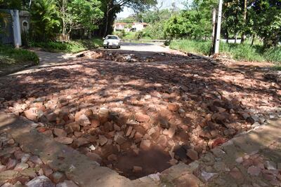 La Calle Los Laureles de la compañía Pai Ñu, parece un campo de bombardeo, y los vecinos ya no pueden ingresar a sus casas.