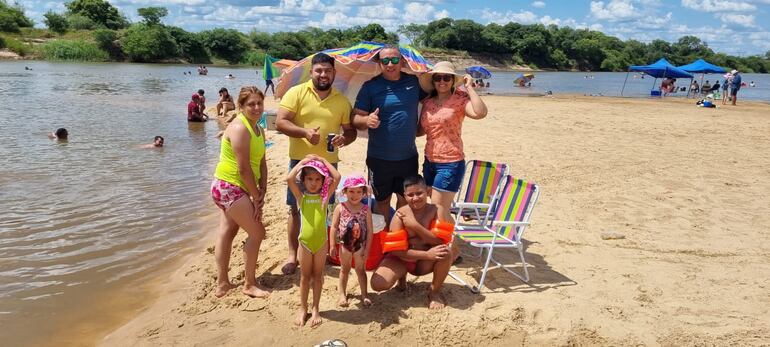 Una familia llegaron desde la ciudad de San Lorenzo, en la tarde de ayer para recibir el año nuevo en la playa Camping Paraíso de Villa Florida, Misiones.
