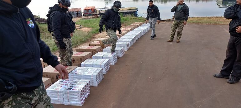 Uniformados de la Armada Paraguaya descubrieron a un grupo de personas que estaban cargando las cajetillas en tres embarcaciones.