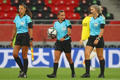 Edina Alves (c) la primera mujer en arbitrar en el Mundial de Clubes
