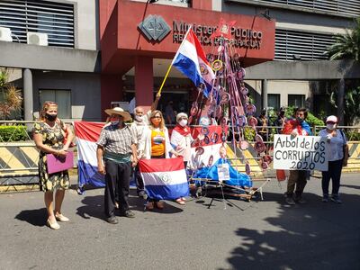 Esta vez son 133 fotos con sus respectivos nombres y la estrella esta vez, la ganó la fiscal general del Estado Sandra Quiñonez.