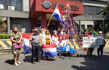 Esta vez son 133 fotos con sus respectivos nombres y la estrella esta vez, la ganó la fiscal general del Estado Sandra Quiñonez.