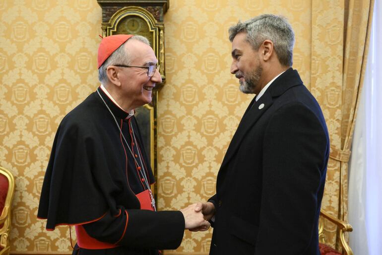 El cardenal Pietro Parolin saluda al presidente de Paraguay Mario Abdo Benítez.
