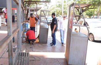 El despeje de la vereda permitió generar más espacio para destinar como punto de espera de transporte público.