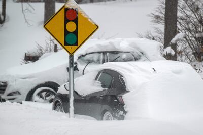 Automóviles cubiertos de nieve en Stony Brook, Nueva York.