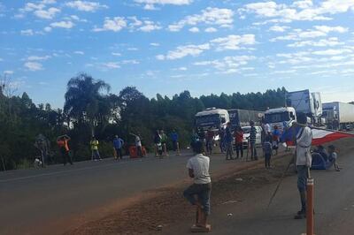 El cierre de ruta genera molestia a los conductores.