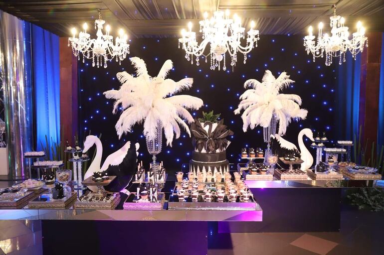 La fiesta fue ambientada con arreglos de plumas blancas, cisnes y flores.