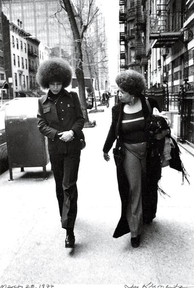 Ángela Davis (a la izquierda) y Toni Morrison (a la derecha) caminando por las calles de Nueva York en 1974.