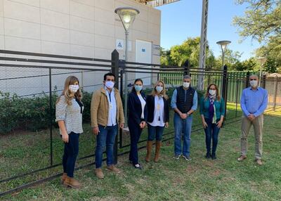 Julio Mazzoleni y Mario Abdo, acompañados de otras autoridades, en el Laboratorio Central del Ministerio de Salud, hoy.