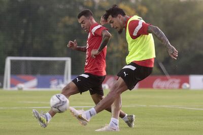 El capitán de la Albirroja Gustavo Gómez en plena disputa ensaya un remate y sale al cruce Alejandro Romero Gamarra, en la práctica en Ypané.