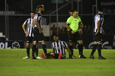 Roque Santa Cruz (c) no completó el primer tiempo de juego que Libertad venció 1-0 a General Caballero JLM.