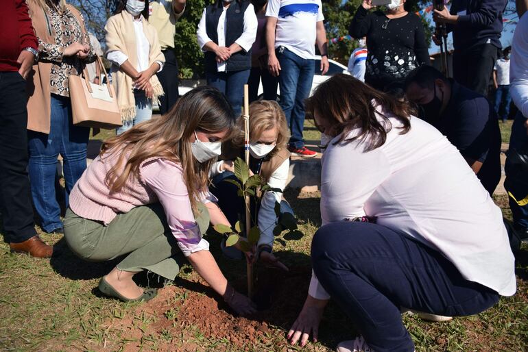 La primera Dama Silvana Lopez de Abdo y la Ministra de Deporte, Fatima Morales, cultivaron un árbol nativo en la plaza Deportiva de Caazapá.
