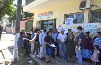 Indígenas se manifestaron frente al hospital San Roque de Limpio para exigir que la dirección sea ocupado por un médico inidígena.
