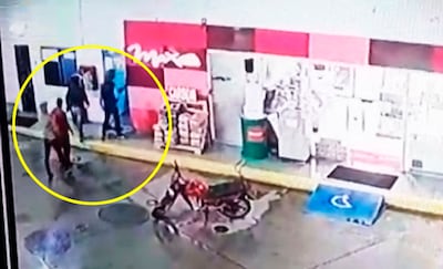 Los playeros que fueron tomados de rehenes son llevados hacia una de las dependencias del lugar.