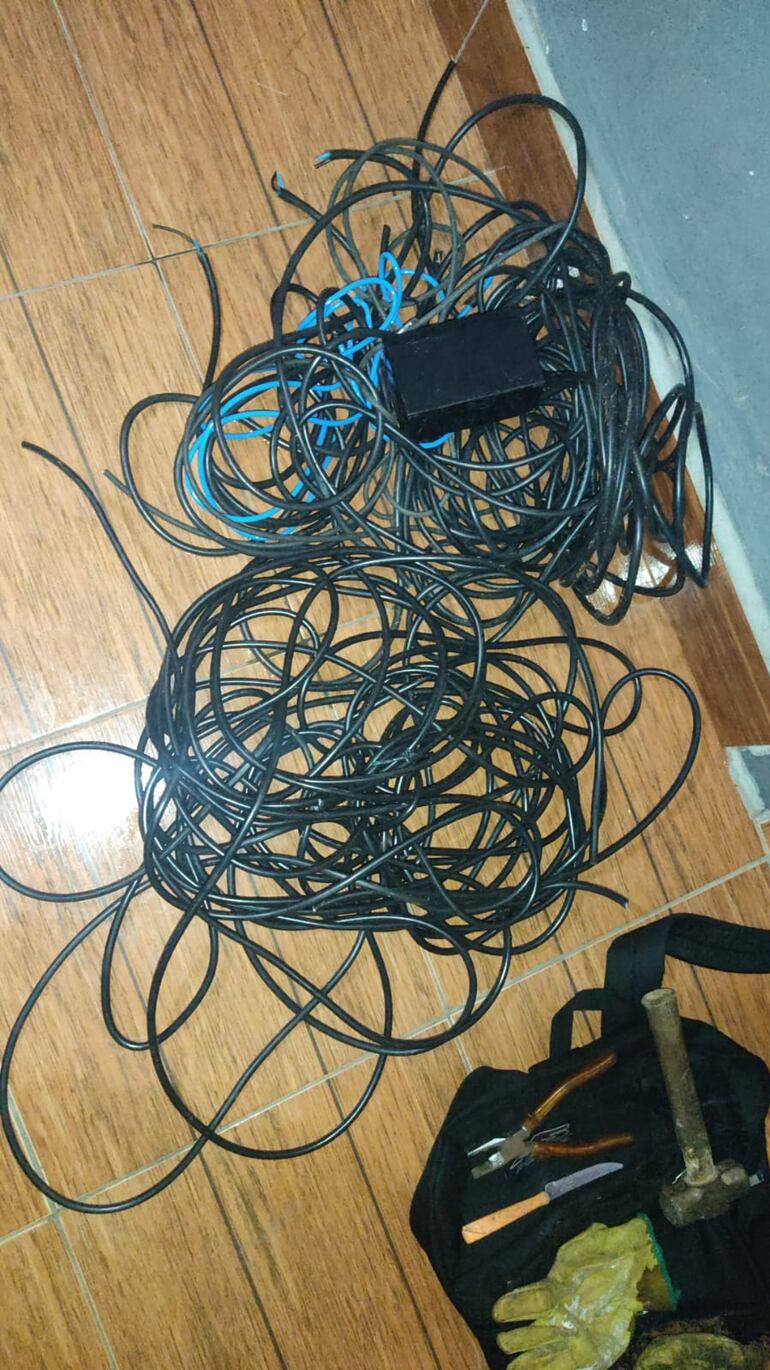 Cables robados y recuperados.