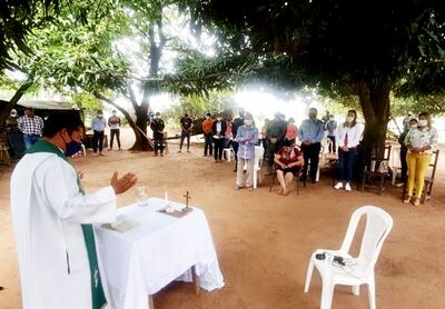 El padre José Zavala presidió la misa que se celebró ayer a la mañana.
