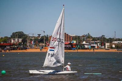 El embalse del río Paraná frente a Encarnación es un magnífico escenario para el velerismo.