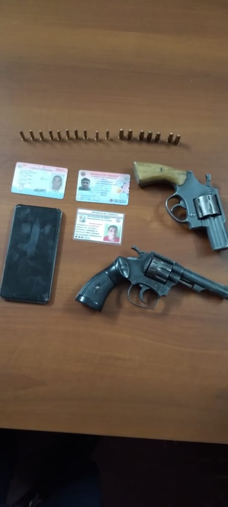 Dos revólveres con municiones, documentos de supuesto contenido falso y el aparato celular del sospechoso fueron confiscados de su poder.