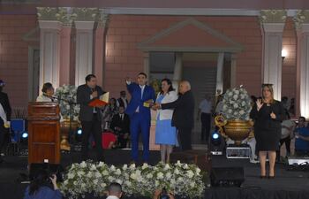 Momento del juramento del nuevo Intendente de Villarrica, Magín Benítez, (PLRA) de la mano del nuevo Presidente de la Junta, Diego Bogado (ANR)