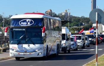 Caravana de reclamo del sector turismo, gastronomía, eventos y mipymes, hoy, pidiendo una ley de emergencia para sus rubros