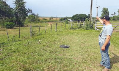 El peón Milciades Burgos señala el lugar de hacia donde aparecieron los hombres y la mujer que serían del EPP.