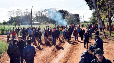 Con machetes y foisas, los ocupantes de las tierras bloquearon esta semana el acceso a colonos y policías.