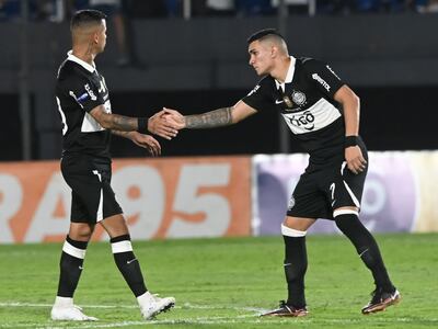 Derlis González (i) y Hugo Fernández, jugadores de Olimpia, festejan el tanto del empate contra Nacional en el Defensores del Chaco en la regularización del torneo Apertura 2023 del fútbol paraguayo.