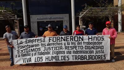 Ex obreros de la empresa "Forneron Hermanos" se manifestaron frente la Palacio de Justicia de Pilar, para reclamar que se acelere el trámite de sus expedientes.