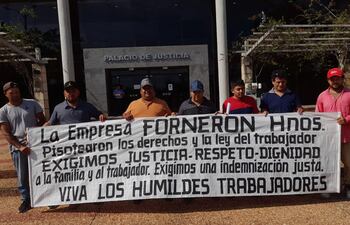 Ex obreros de la empresa "Forneron Hermanos" se manifestaron frente la Palacio de Justicia de Pilar, para reclamar que se acelere el trámite de sus expedientes.