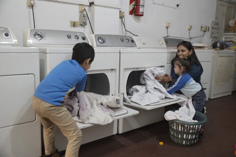 “Soy un milagro en persona, Dios me permitió seguir viviendo porque quería que haga lo que estoy haciendo: servir a tanta gente como psicóloga, lavandera, limpiadora o planchadora”.