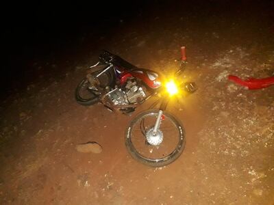 El adolescente se encontraba al mando de esta motocicleta cuando fue atropellado.