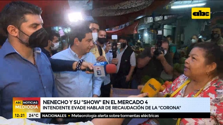 El intendente Óscar "Nenecho" Rodríguez recorriendo el Mercado 4 junto a su nuevo director, Juan Villalba.