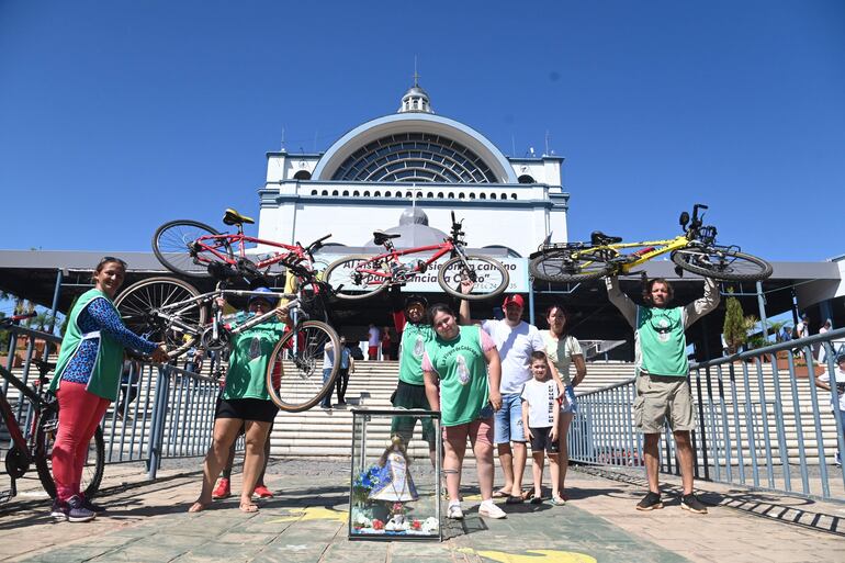 Edgar Pinto, junto a su familia y amigos recorrió 400 kilómetros para llegar.  