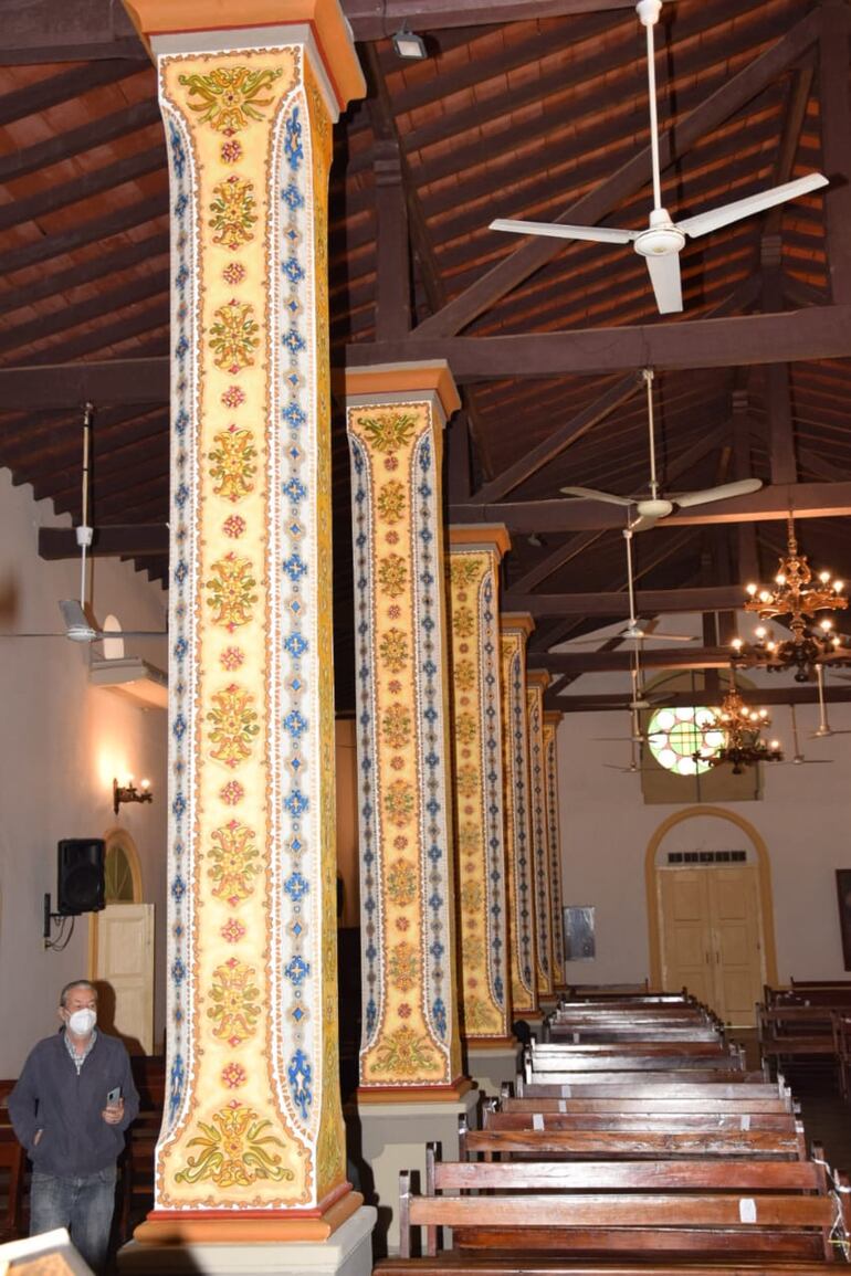 Koki Ruiz supervisa los trabajos realizados en la nave del templo parroquial.