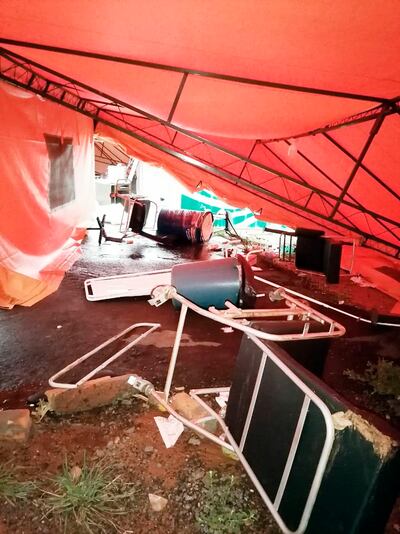Las carpas instaladas en Limpio para la atención médica volaron.