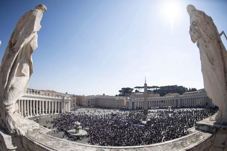 Una imagen proporcionada por los medios del Vaticano muestra a fieles durante la oración del Ángelus del Papa Francisco en el Vaticano, el 13 de marzo de 2022.